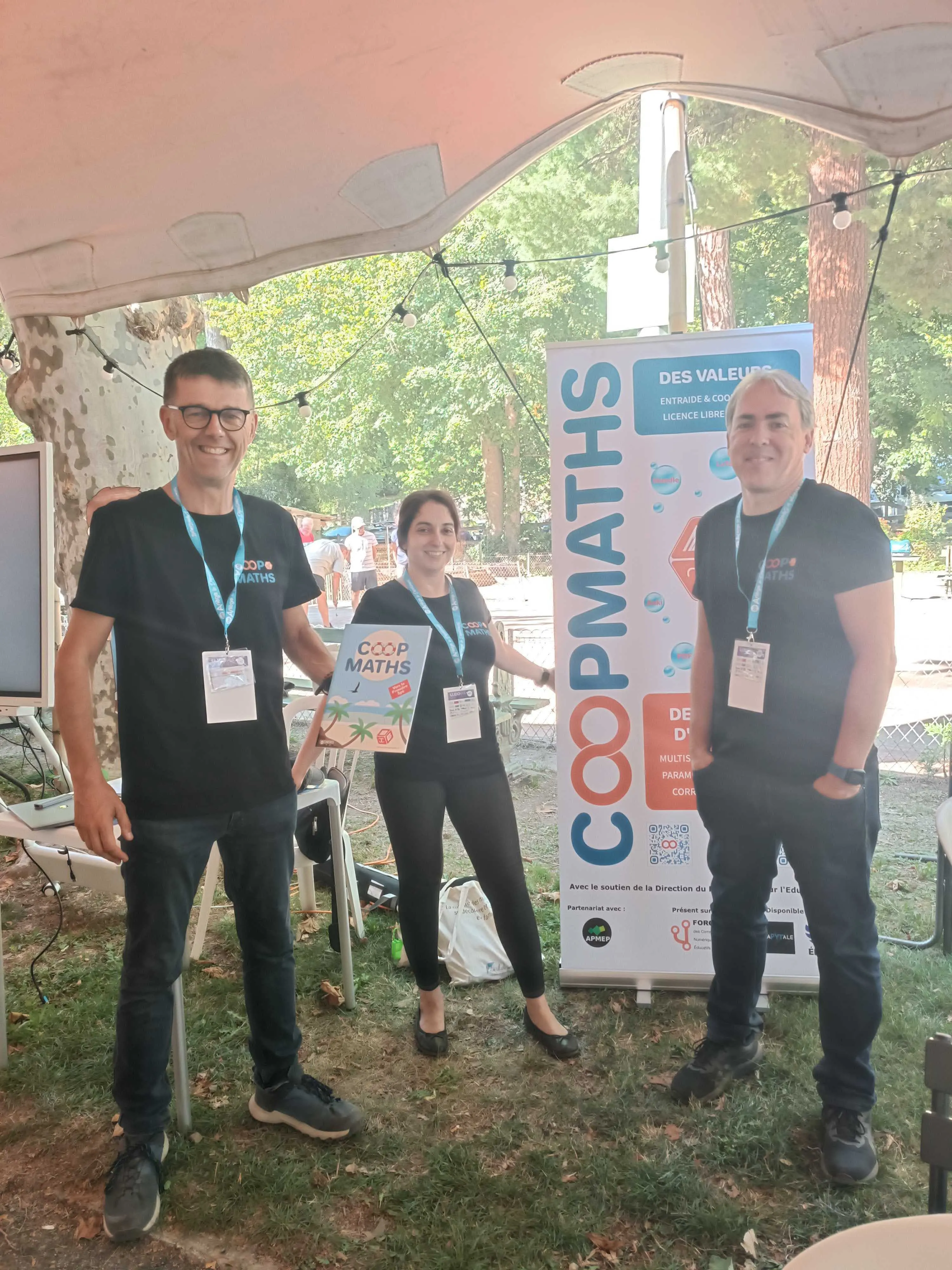 Lydie, Stéphane et Rémi devant le roll-up